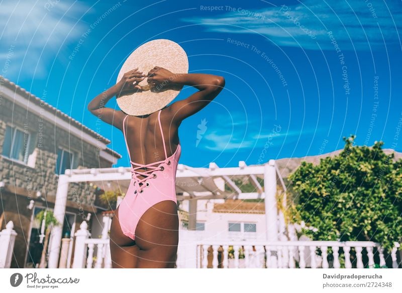 Schwarze Frau entspannt im Urlaub feminin Junge Frau Jugendliche Erwachsene Körper Gesäß 1 Mensch 18-30 Jahre Schwimmen & Baden urwüchsig schwarz Afrikanisch