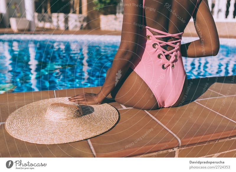 Die Frau entspannt sich im Schwimmbad mit einem Strohhut. feminin Junge Frau Jugendliche Erwachsene Körper Beine Fuß 1 Mensch 18-30 Jahre Schwimmen & Baden