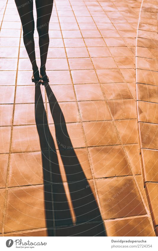 Frauenbeine, die einen Schatten auf dem Boden werfen. feminin Junge Frau Jugendliche Erwachsene Körper Beine Fuß 1 Mensch 18-30 Jahre Schwimmen & Baden