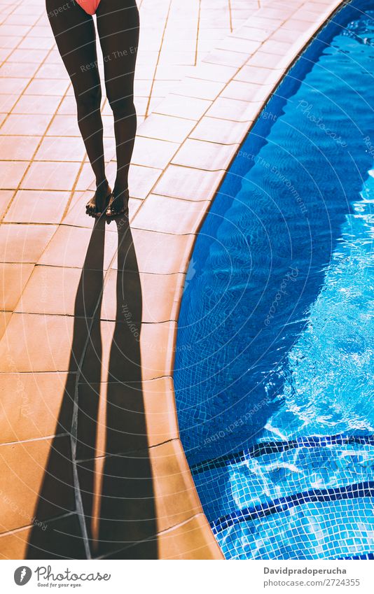 Frauenbeine machen einen Schatten am Poolrand. feminin Junge Frau Jugendliche Erwachsene Körper Beine 1 Mensch 18-30 Jahre Ferien & Urlaub & Reisen