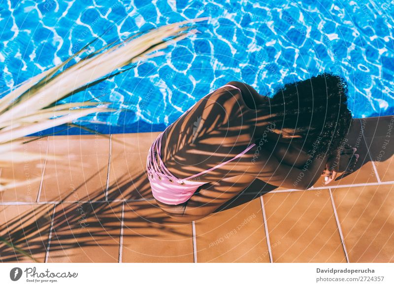 Frau im Schwimmbad mit Palmenschatten feminin Junge Frau Jugendliche Erwachsene Körper 1 Mensch 18-30 Jahre Wasser Sonne Sommer Schönes Wetter Baum Blatt