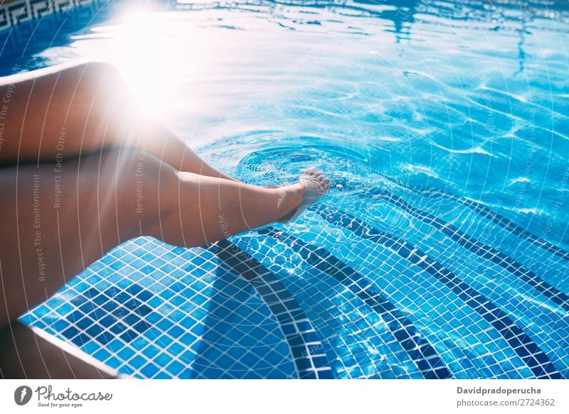 Schwarze Frauenbeine in einem Schwimmbad schwarz Sommer Sonnenbad Barfuß Beine Pediküre Erholung Haut Schwimmsport Bräune Wasser Freizeit & Hobby Erotik