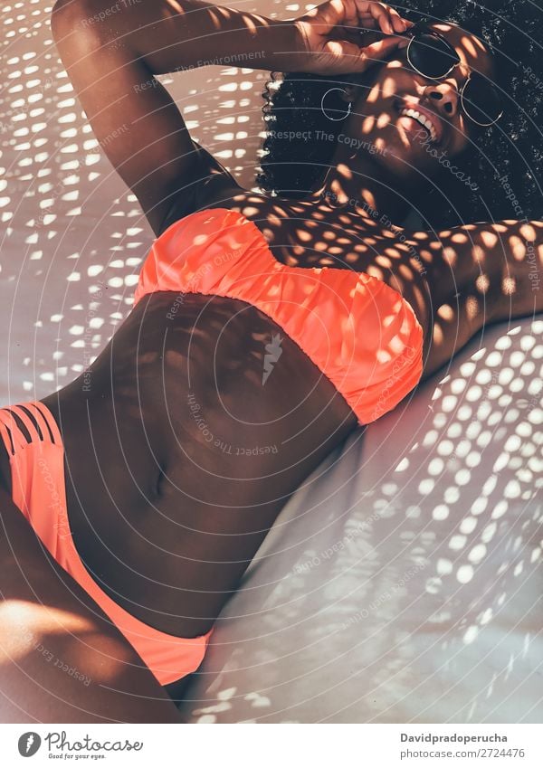 Frau auf der Malediveninsel Strandhängematte Afrikanisch urwüchsig schwarz Mädchen Bräune Ferien & Urlaub & Reisen Sand Sommer Badebekleidung Lächeln schön