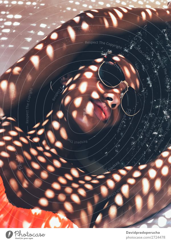 Frau auf der Malediveninsel Strandhängematte Afrikanisch urwüchsig schwarz Mädchen Ferien & Urlaub & Reisen Sand Sommer Badebekleidung schön exotisch Bikini
