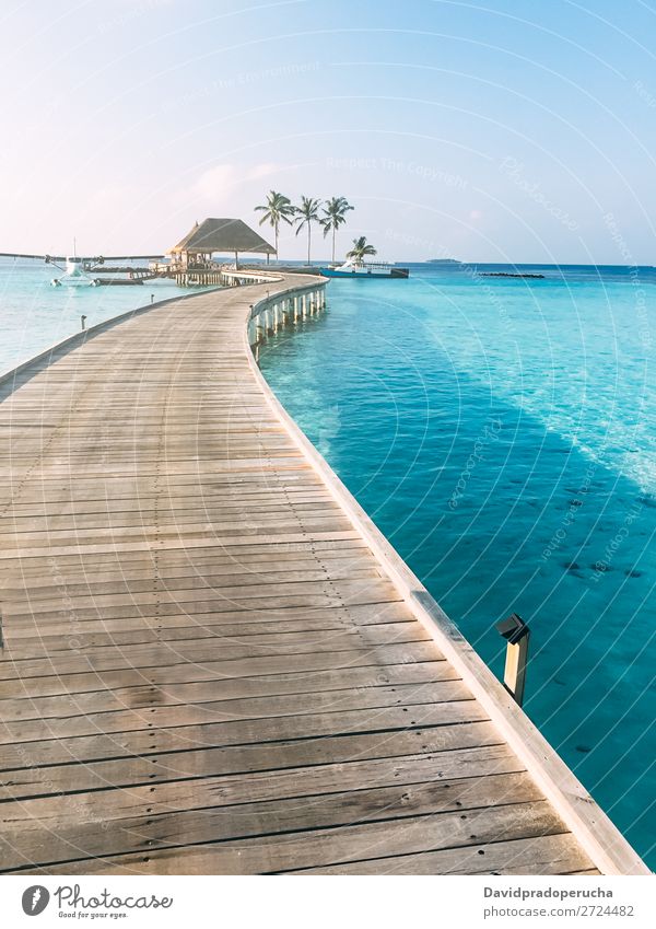 Malediven Insel Luxusresort Holzpier Anlegestelle Ferien & Urlaub & Reisen Ferienhaus Meer Lagune Idylle Reichtum Landschaft Küste tropisch Paradies exotisch