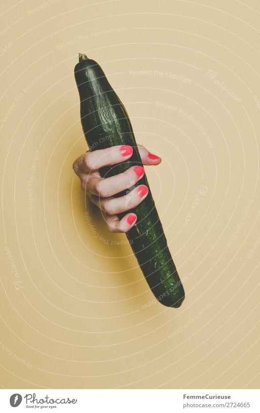 Hand of a woman holding a cucumber feminin 1 Mensch ästhetisch Phallussymbol Penis Gurke fruchtbar Gemüse Gesunde Ernährung Lebensmittel Finger Nagellack grün