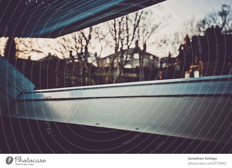 britischer Dachfensterausblick III England Großbritannien Kleinstadt Stadt Stadtrand Haus Einfamilienhaus ästhetisch Retro-Farben Fenster Fensterrahmen Jalousie