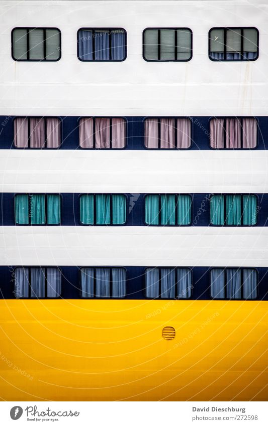 Schlafende Kreuzfahrer Ferien & Urlaub & Reisen Tourismus Kreuzfahrt gelb weiß Fenster Abteilfenster Vorhang Wasserfahrzeug Schifffahrt Linie Rechteck Glas