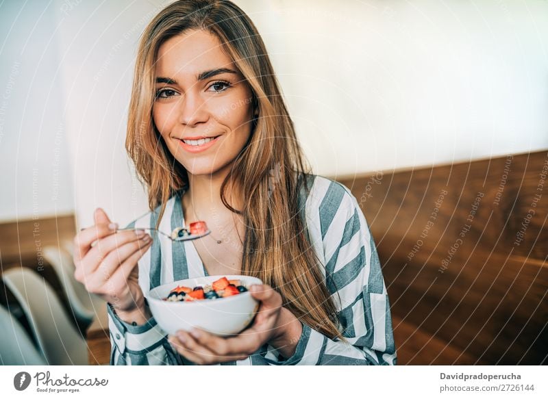 Frau aus der Nähe beim Essen von Hafer und Früchten Schüssel zum Frühstück schön Blaubeeren Schalen & Schüsseln Müsli Nahaufnahme Feldfrüchte Molkerei lecker