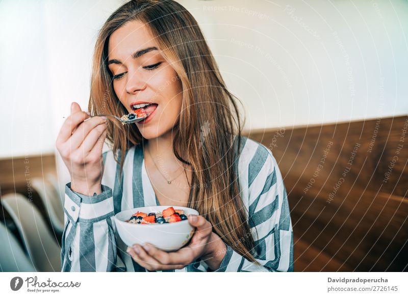 Frau aus der Nähe beim Essen von Hafer und Früchten Schüssel zum Frühstück schön Blaubeeren Schalen & Schüsseln Müsli Nahaufnahme Feldfrüchte Molkerei lecker