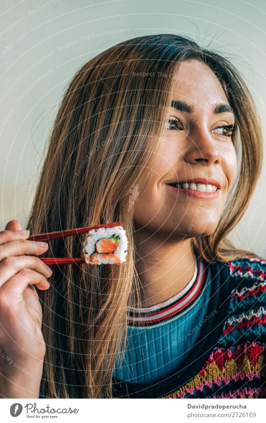 Frau isst Sushi Japaner attraktiv schön Beautyfotografie blond Kalifornische Walze Kaukasier Essstäbchen Nahaufnahme lecker Diät Abendessen Fressen Essen Fisch