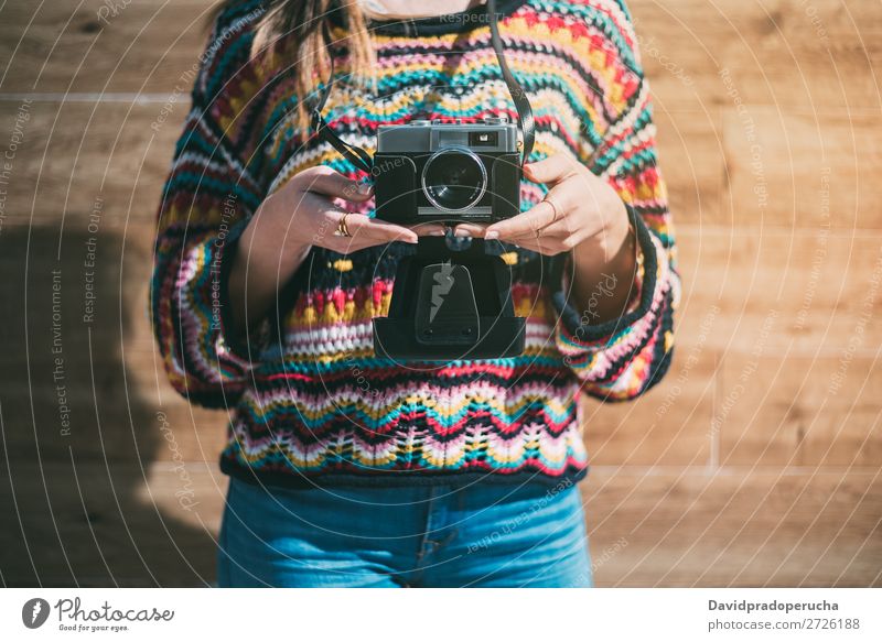 beschnittene Frau mit alter Kamera und buntem Pullover altehrwürdig Fotokamera retro Jugendliche Anschnitt Rolle anonym unkenntlich Porträt Fotografie