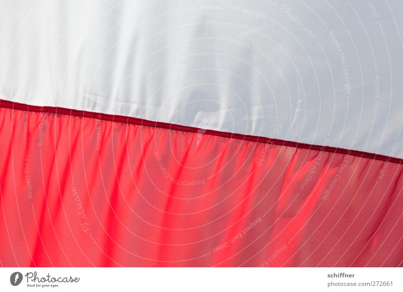 Jetzt geht's los! rot weiß Fahne Polen polnisch Stoff Naht Falte Faltenwurf Nationalflagge Farbfoto Außenaufnahme Menschenleer Textfreiraum oben