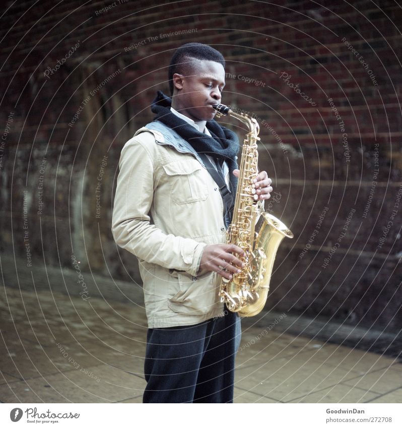 David. Musik Saxophon Saxophonspieler Mensch maskulin Junger Mann Jugendliche 1 London Stadt Stadtzentrum Altstadt Brücke Tunnel Mauer Wand Fassade entdecken