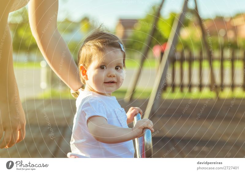 Kleines Mädchen spielt über eine Schaukel im Park. Lifestyle Freude Glück schön Erholung Freizeit & Hobby Spielen Freiheit Sommer Sonne Kind Baby Kleinkind Frau