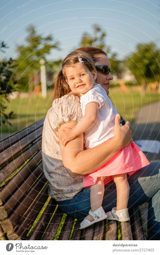 Baby Mädchen steht auf einer Bank und umarmt die Frau. Lifestyle Freude schön Freizeit & Hobby Sommer Garten Kind Mensch Kleinkind Erwachsene Mutter
