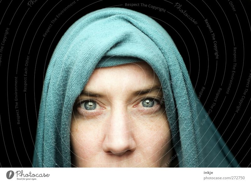 Seeing is believing? Lifestyle Frau Erwachsene Leben Gesicht Frauengesicht Auge 30-45 Jahre Kopftuch Blick außergewöhnlich dunkel nah blau schwarz Gefühle