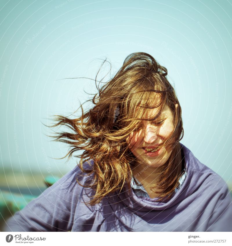 Hiddensee | Natural Woman Mensch feminin Junge Frau Jugendliche Leben Haare & Frisuren Gesicht 1 18-30 Jahre Erwachsene fliegen Lächeln lachen Wind zerzaust