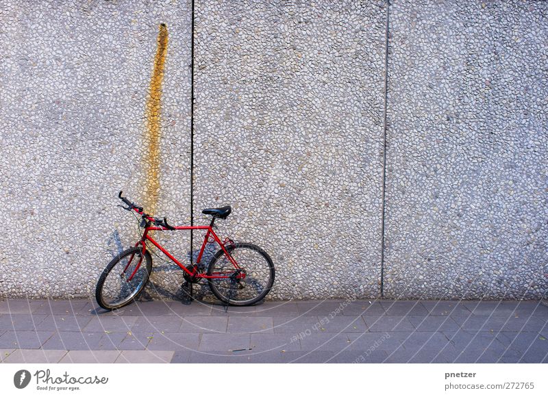Rotes Fahrrad Stadt Stadtzentrum Haus Hochhaus Bankgebäude Mauer Wand Verkehr Verkehrsmittel Fahrradfahren Straße Fahrzeug alt rot retro altehrwürdig Rost