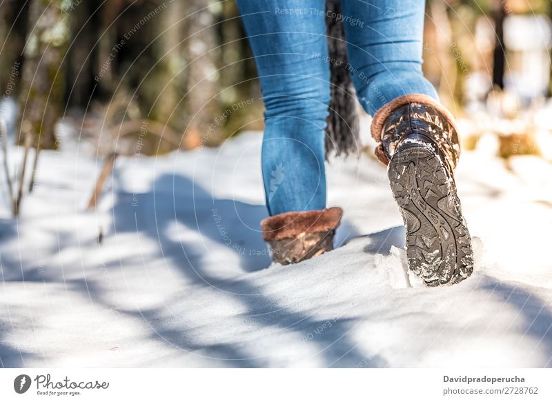Porträt Frau Stiefel auf einer Straße mit Schnee im Winter Wandern laufen Jugendliche Nahaufnahme schön Mädchen Mode Außenaufnahme Luft Mensch Natur Bekleidung