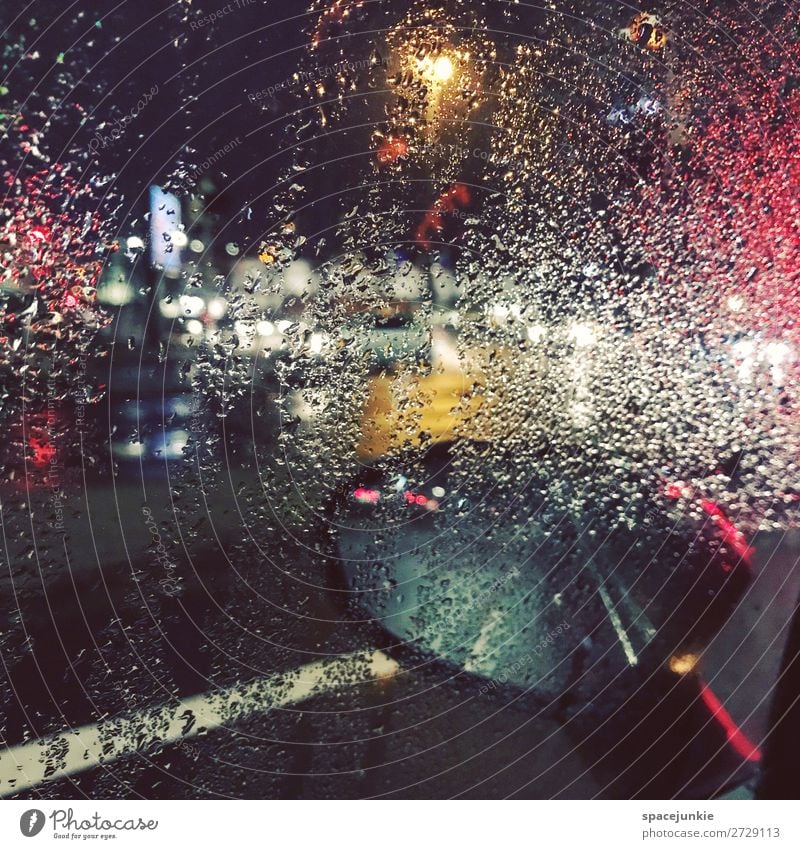 Raining day. Wasser Wassertropfen Stadt Hafenstadt Menschenleer leuchten bedrohlich dunkel gelb rot Regen Glasscheibe PKW Spiegel Straße Beleuchtung Bremen