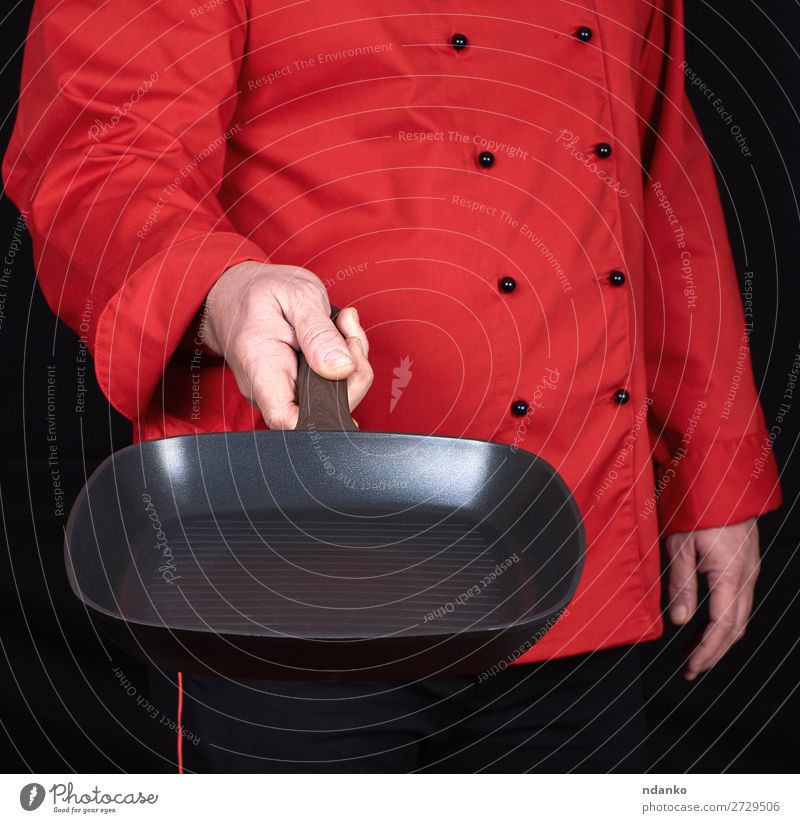 Koch mit einer leeren quadratischen schwarzen Bratpfanne Topf Pfanne Küche Restaurant Beruf Mensch Mann Erwachsene Hand Bekleidung Metall neu rot Gußeisen