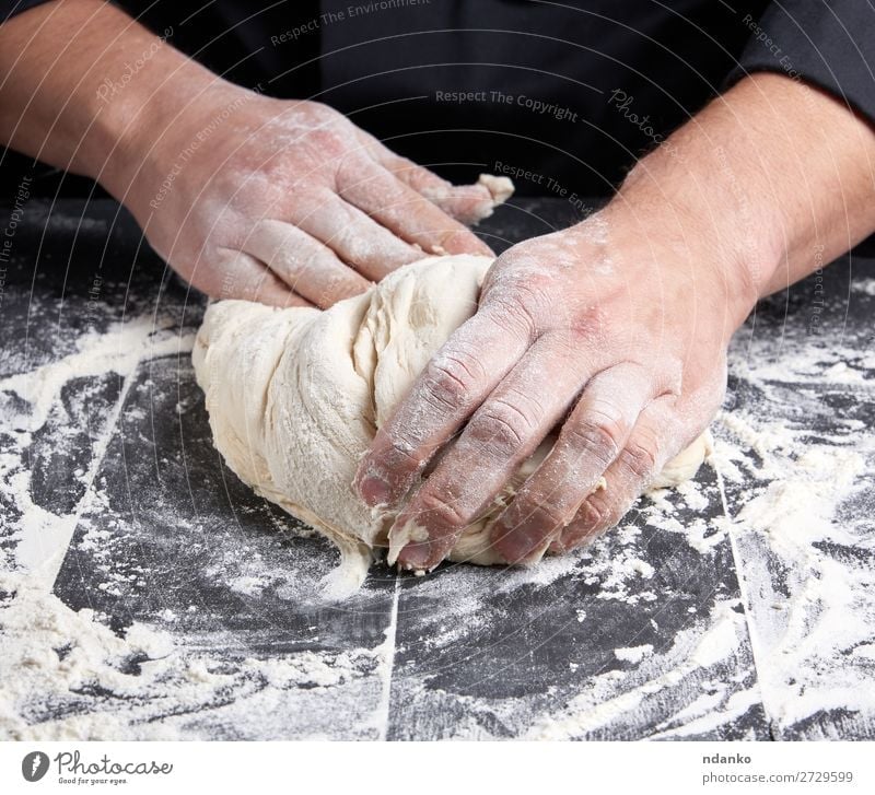 Bäckerknetmasse Weißweizenmehlteig Teigwaren Backwaren Brot Ernährung Tisch Küche Arbeit & Erwerbstätigkeit Koch Mann Erwachsene Hand Holz machen frisch schwarz