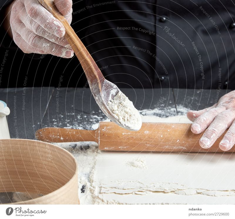 Löffel mit weißem Weizenmehl in den männlichen Händen eines Kochs Teigwaren Backwaren Brot Tisch Küche Arbeit & Erwerbstätigkeit Beruf Mensch Hand Holz machen