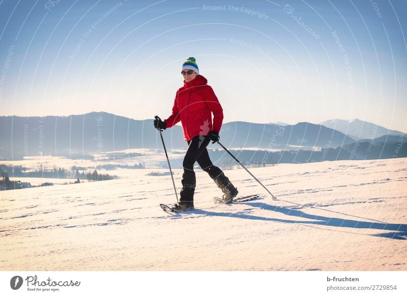 Snowshoeing - woman trekking in winter mountains Leben Ferien & Urlaub & Reisen Winter wandern Sport Wintersport Mensch Frau Erwachsene 1 Natur Schönes Wetter