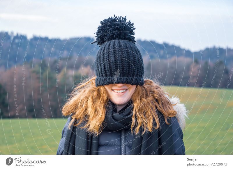 Junge Frau mit einer blauen Mütze über dem Gesicht Lifestyle Freude Freizeit & Hobby Winter wandern feminin Jugendliche 1 Mensch 18-30 Jahre Erwachsene Natur