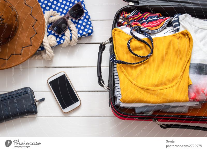 Gepackter Koffer für den Stranurlaub Lifestyle Ferien & Urlaub & Reisen Tourismus Abenteuer Ferne Sommer Sommerurlaub Sonne Strand Meer Handy