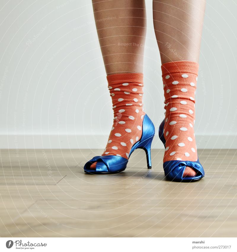bad taste kaufen Stil feminin Junge Frau Jugendliche Erwachsene Beine Fuß Mode Bekleidung Strümpfe Accessoire Schuhe Damenschuhe blau orange gepunktet