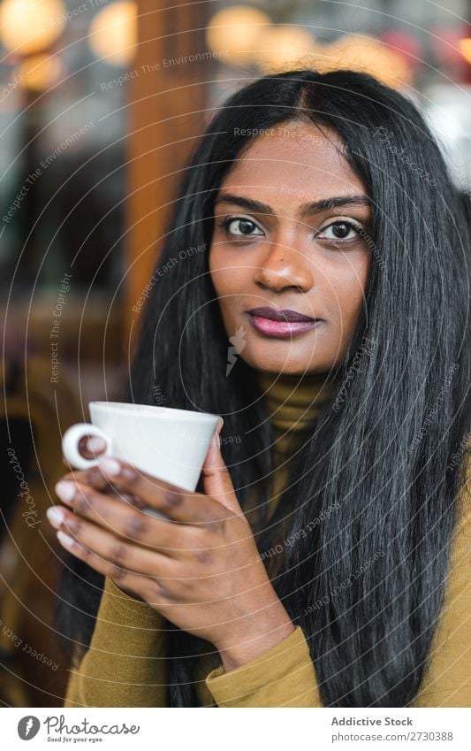 Hübsche indische ethnische Frau mit Tasse hübsch trinken Kaffee schön urwüchsig attraktiv Jugendliche Porträt Mensch Getränk lässig heiß niedlich