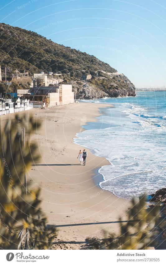 Romantische Braut und Bräutigam beim Spaziergang am Strand Paar striegeln Landschaft Natur Promenade romantisch Außenaufnahme Seeküste Zusammensein Liebe Meer