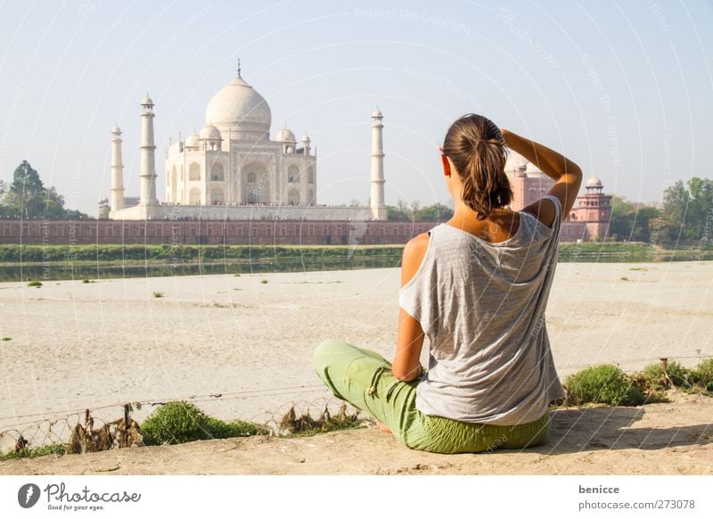 am Taj Mahal Frau Mensch Junge Frau Indien Agra sitzen Tourist Erholung Blick Meditation Ferien & Urlaub & Reisen Reisefotografie Asien Sehenswürdigkeit