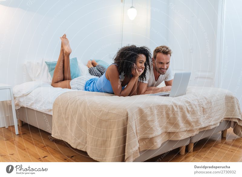 Gluckliches Junges Paar Entspannt Zu Hause Im Bett Ein Lizenzfreies Stock Foto Von Photocase