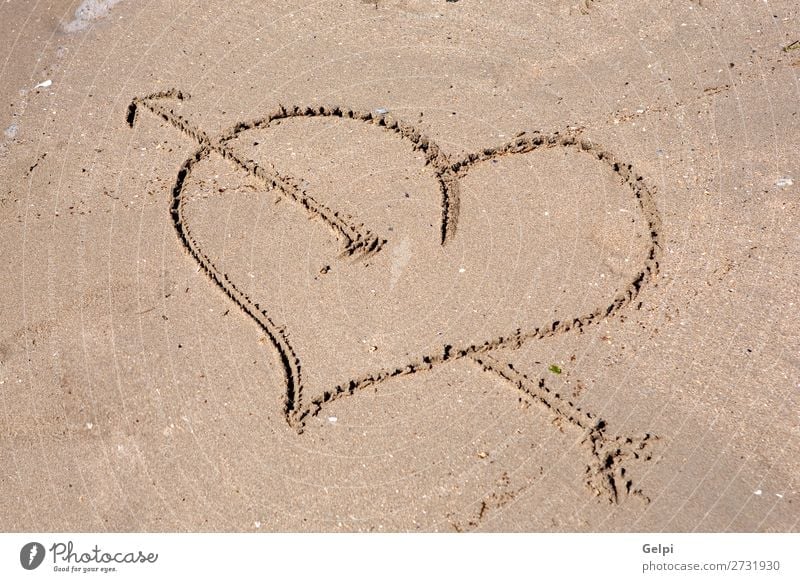 Herz graviert auf dem nassen Sand schön Sommer Strand Meer Küste Liebe zeichnen schreiben gold Gefühle Leidenschaft Romantik Schwärmerei schnitzen Charakter