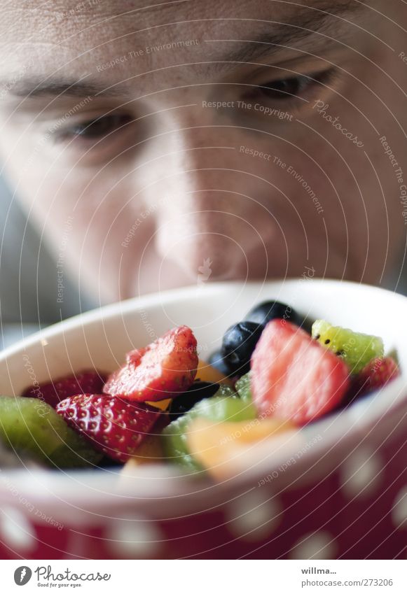 Appetit auf Sommerfrüchte Früchte lecker saftig Erdbeeren Kiwi Blaubeeren Frühstück Schalen & Schüsseln Gesunde Ernährung Gesicht Duft Geruch Appetit & Hunger