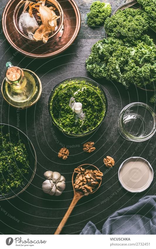 Grünkohl Pesto Zutaten im Mixer Lebensmittel Gemüse Ernährung Bioprodukte Vegetarische Ernährung Diät Geschirr Design Gesunde Ernährung Essen zubereiten