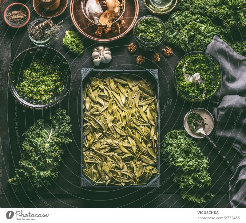 Grüne Pasta mit Grünkohl Lebensmittel Gemüse Kräuter & Gewürze Ernährung Bioprodukte Vegetarische Ernährung Diät Italienische Küche Geschirr Stil Design