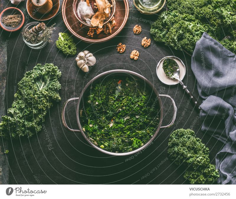 Topf mit Grünkohl Lebensmittel Gemüse Ernährung Festessen Geschirr Stil Design Gesunde Ernährung Winter Tisch Küche Weihnachten & Advent Hintergrundbild