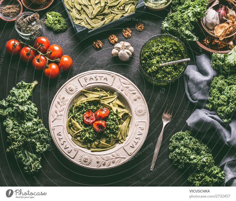 Grüne Nudeln mit Grünkohl Pesto und gegrillten Tomaten Lebensmittel Gemüse Ernährung Mittagessen Bioprodukte Vegetarische Ernährung Diät Italienische Küche