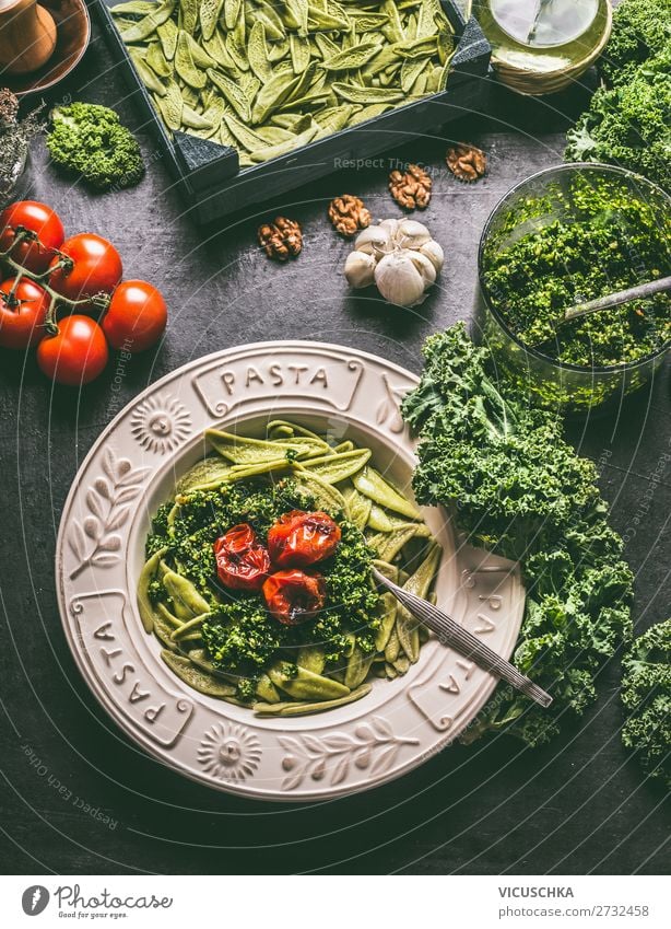 Pasta mit Grünkohl Pesto und gegrillten Tomaten Lebensmittel Gemüse Kräuter & Gewürze Ernährung Bioprodukte Vegetarische Ernährung Diät Teller Stil