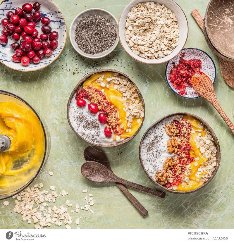 Gesundes Frühstück in Kokosnuss Schale Lebensmittel Ernährung Geschirr Stil Design Gesunde Ernährung Häusliches Leben Tisch gelb Mango Pudding Preiselbeeren