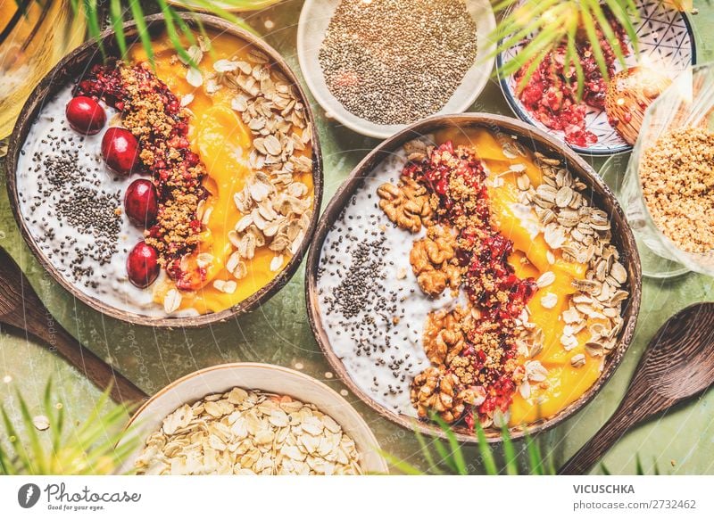 Smoothie bowls mit Obst, Müsli und Nüsse Lebensmittel Joghurt Frucht Getreide Ernährung Frühstück Bioprodukte Vegetarische Ernährung Diät Geschirr Stil