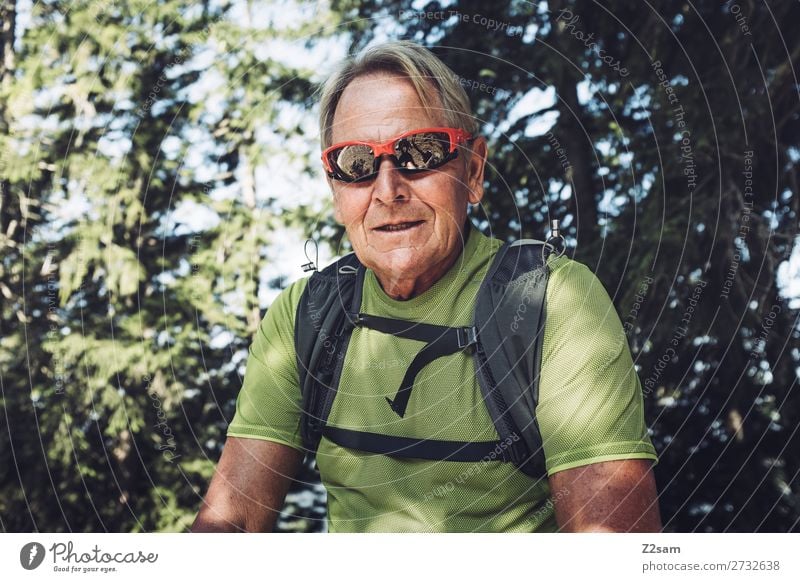 Sportlicher Rentner beim wandern Lifestyle Freizeit & Hobby Ferien & Urlaub & Reisen Ausflug Abenteuer Berge u. Gebirge Männlicher Senior Mann 60 und älter