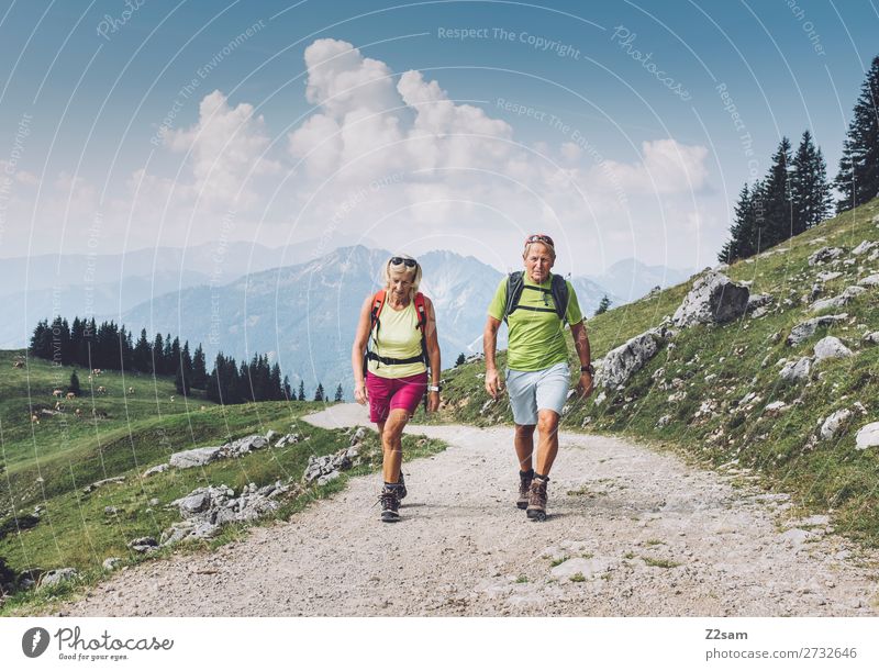 Sportliche Rentner beim Wandern in Oberbayern Freizeit & Hobby Ferien & Urlaub & Reisen Ausflug Abenteuer Berge u. Gebirge wandern Weiblicher Senior Frau