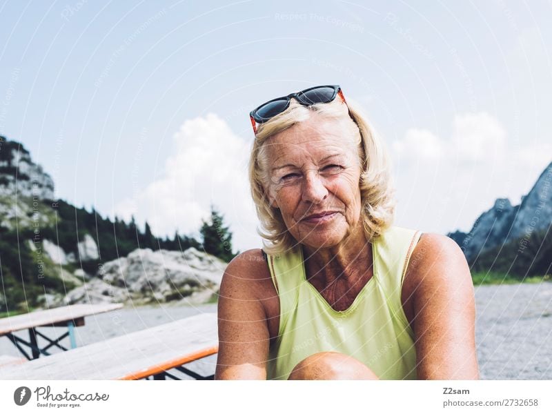 Rentnerin auf dem Gipfel Lifestyle Freizeit & Hobby Berge u. Gebirge wandern Weiblicher Senior Frau 60 und älter Natur Landschaft Sommer Schönes Wetter Alpen