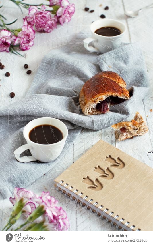 Frühstück mit Kaffee und Croissant Brot Dessert Getränk Espresso Löffel Tisch Valentinstag Frau Erwachsene Blume frisch lecker braun weiß Tradition Hintergrund