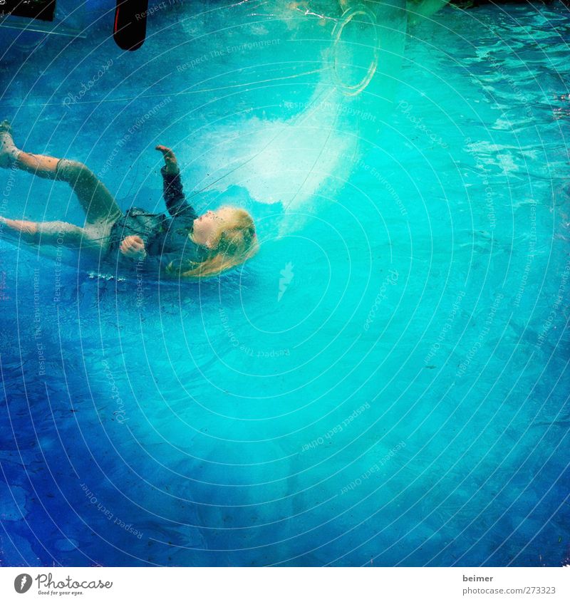 Wasserspiel Spielen Kind Mädchen 1 Mensch 3-8 Jahre Kindheit Kugel fallen Flüssigkeit Fröhlichkeit Glück blau türkis Freude Lebensfreude Farbfoto Außenaufnahme